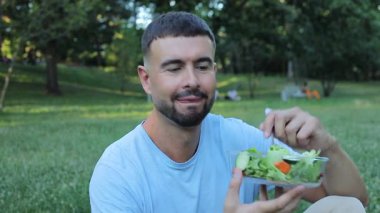 Parkta salata yiyen yakışıklı adam..