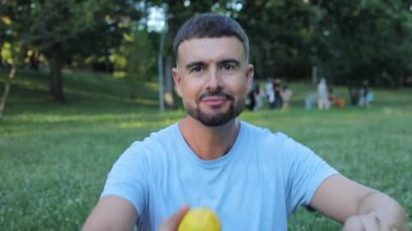 Üç limonla hokkabazlık yapan komik adam. 