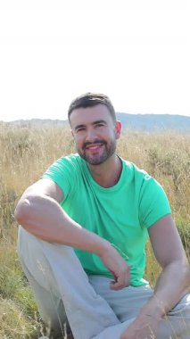 Buğday tarlasında mutlu genç adam, kapat.