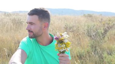 Tarlada bir buket çiçekli insan portresi