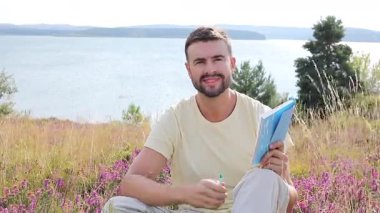 Buğday tarlasında mutlu genç adam, kapat.