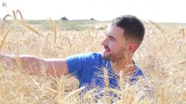 Buğday tarlasında mutlu genç adam, kapat.