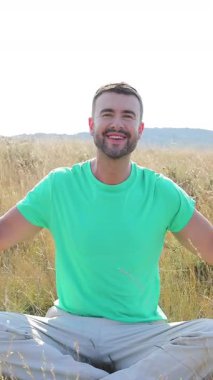 Adam yaz günü tarlada dinleniyor.