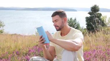 Buğday tarlasında defteri olan mutlu adam, yaz günü.