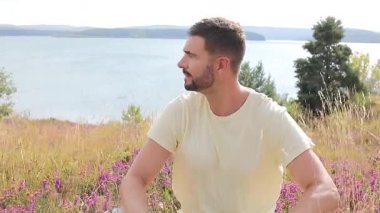 Buğday tarlasında mutlu genç adam, kapat.