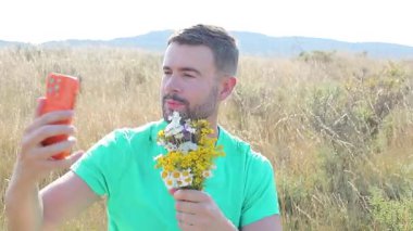 Tarlada bir buket çiçekli insan portresi