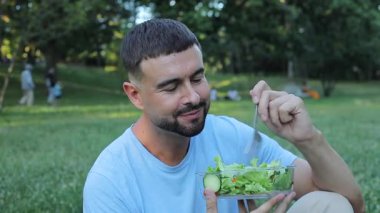 Parkta salata yiyen yakışıklı adam..