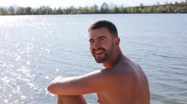 Yazın gölün arka planında mutlu bir adam