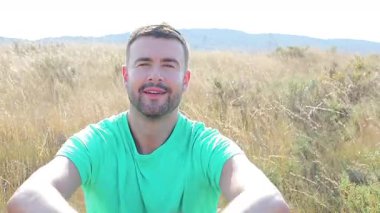 Buğday tarlasında mutlu genç adam, kapat.