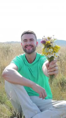 Tarlada bir buket çiçekli insan portresi