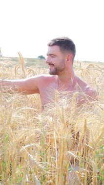 Buğday tarlasında mutlu genç adam, kapat.