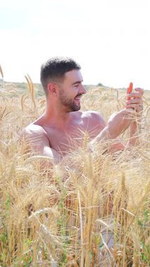 Buğday tarlasında mutlu genç adam, kapat.