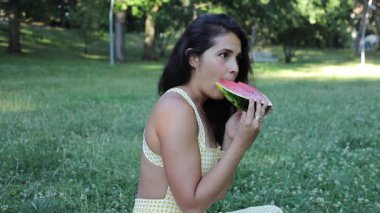 Parkta karpuz yiyen güzel kız..