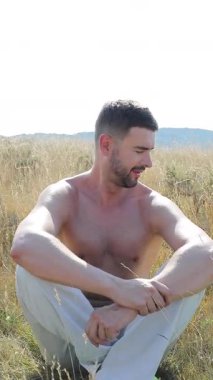 Buğday tarlasında mutlu genç adam, kapat.