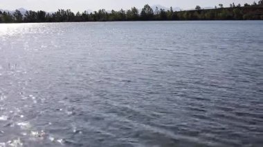 Dağlardaki mavi gölün güzel manzarası