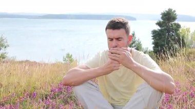 Buğday tarlasında mutlu genç adam, kapat.