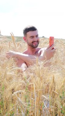 Buğday tarlasında mutlu genç adam, kapat.