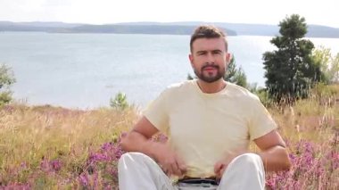 Buğday tarlasında mutlu genç adam, kapat.