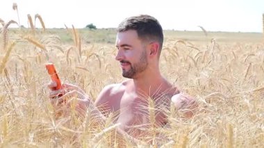 Buğday tarlasında mutlu genç adam, kapat.
