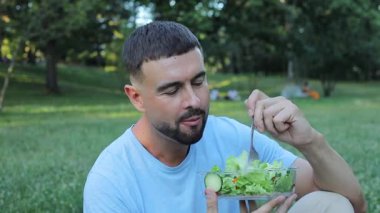 Parkta salata yiyen yakışıklı adam..