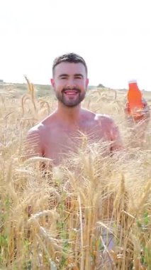 Sahada güneş kremi süren mutlu yakışıklı adam.