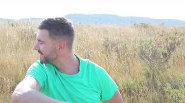 Buğday tarlasında mutlu genç adam, kapat.