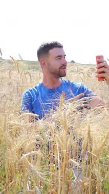 Buğday tarlasında mutlu genç adam, kapat.