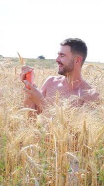 Sahada güneş kremi süren mutlu yakışıklı adam.