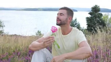 Pembe gülle tarlada oturan adam, yaklaş.