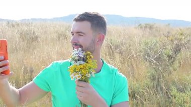 Tarlada bir buket çiçekli insan portresi