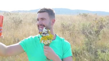 Tarlada bir buket çiçekli insan portresi