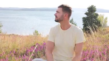 Genç adam dağlarda doğanın tadını çıkarıyor.