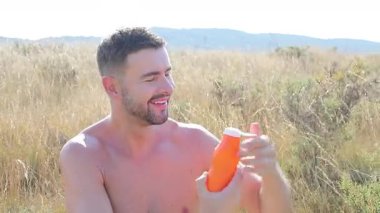 Turuncu gömlekli yakışıklı adam.