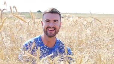 Buğday tarlasında mutlu genç adam, kapat.