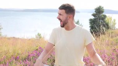 Dağın arkasında sakallı ve bıyıklı yakışıklı bir adam..