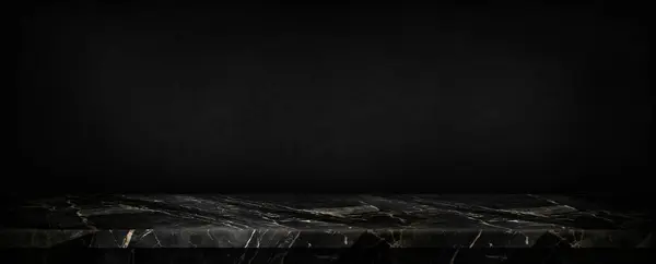 Siyah duvar zemininde boş masa mermeri siyah tezgahı, siyah beton duvar desenli boş mermer masa üstü..