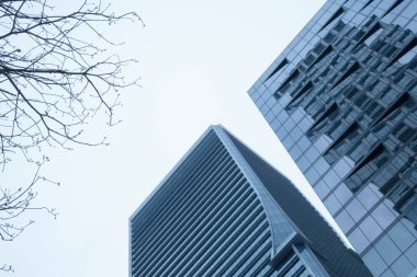 Modern cam binaları, yüksek camdan yapılmış gökdelenleri görmek manzara sağlar.