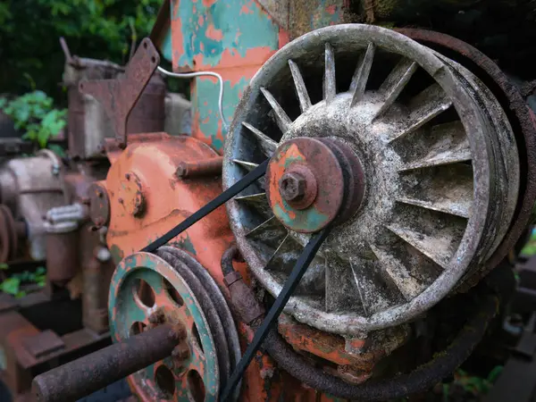 Büyük tekerlek ve cıvatalı paslı bozuk makineler.