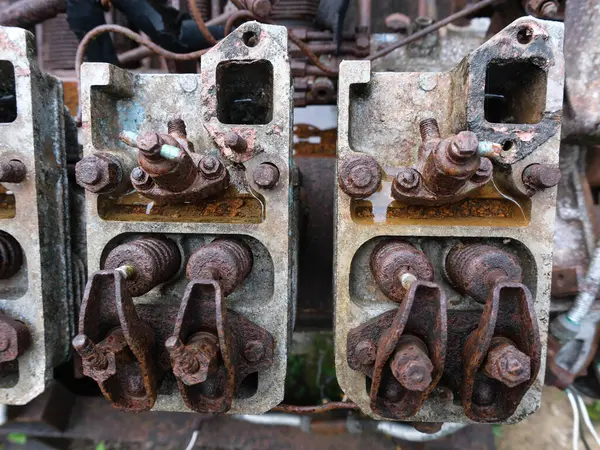 Eski ve paslı şok makineleri, paslı ve bozuk makine parçaları.