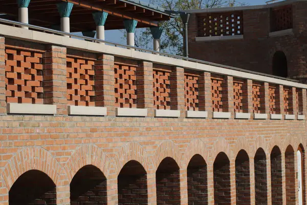 İyi tasarlanmış bir bina eşsiz desenleri ve kemerleri olan çarpıcı tuğla işçiliğine sahiptir. Yapı güneş ışığıyla aydınlanıyor ve zanaatkarlığını vurguluyor..