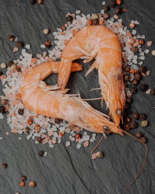 Lezzetli sotelenmiş karides kalbi, Cajun çeşnili ve koyu taşlı limon.