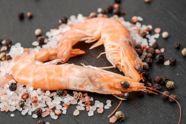 Lezzetli sotelenmiş karides kalbi, Cajun çeşnili ve koyu taşlı limon.