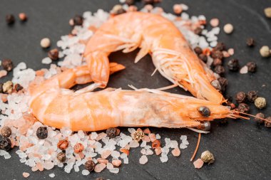 Lezzetli sotelenmiş karides kalbi, Cajun çeşnili ve koyu taşlı limon.