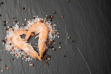 Lezzetli sotelenmiş karides kalbi, Cajun çeşnili ve koyu taşlı limon.