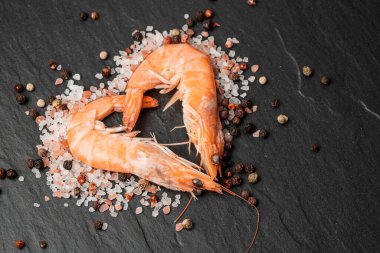 Lezzetli sotelenmiş karides kalbi, Cajun çeşnili ve koyu taşlı limon.