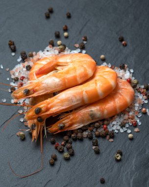 Lezzetli sotelenmiş karides kalbi, Cajun çeşnili ve koyu taşlı limon.