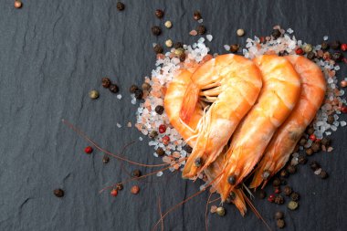 Lezzetli sotelenmiş karides kalbi, Cajun çeşnili ve koyu taşlı limon.