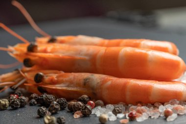 Lezzetli sotelenmiş karides kalbi, Cajun çeşnili ve koyu taşlı limon.