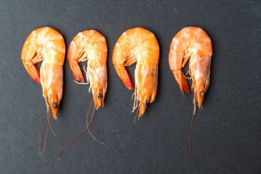 Lezzetli sotelenmiş karides kalbi, Cajun çeşnili ve koyu taşlı limon.