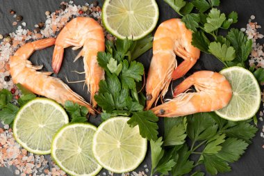 Lezzetli sotelenmiş karides kalbi, Cajun çeşnili ve koyu taşlı limon.